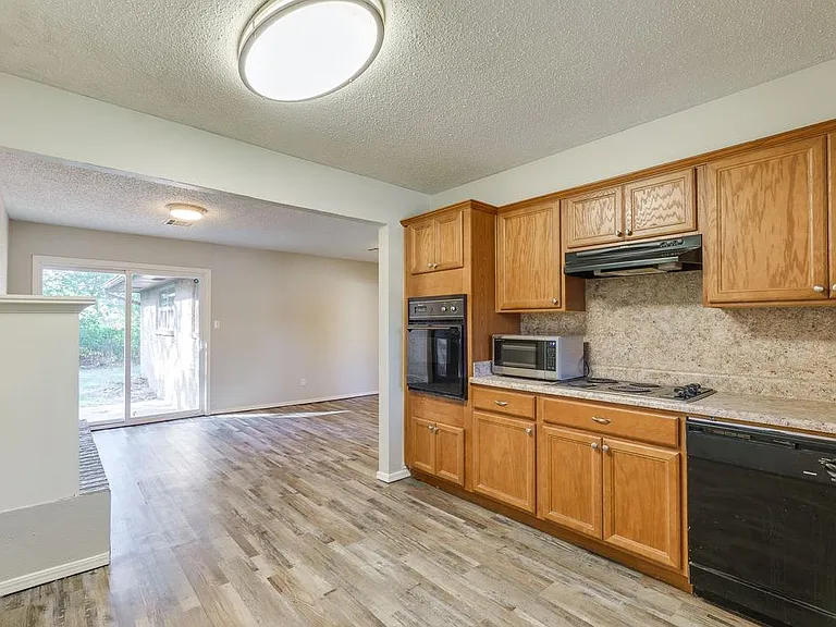 1603 Sheffield Dr — Photo 8