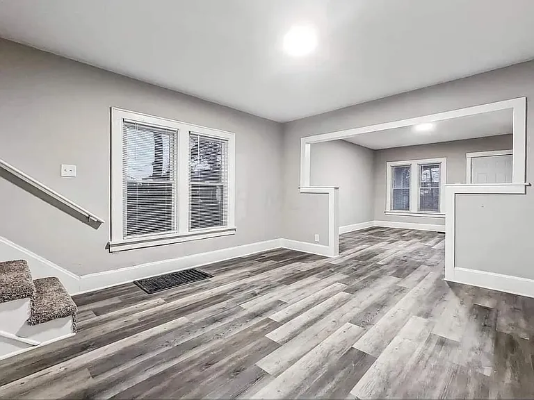 1091 Reinhard Ave — Photo 3