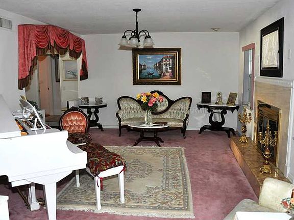 5th image of 9041 Lake Hope Dr