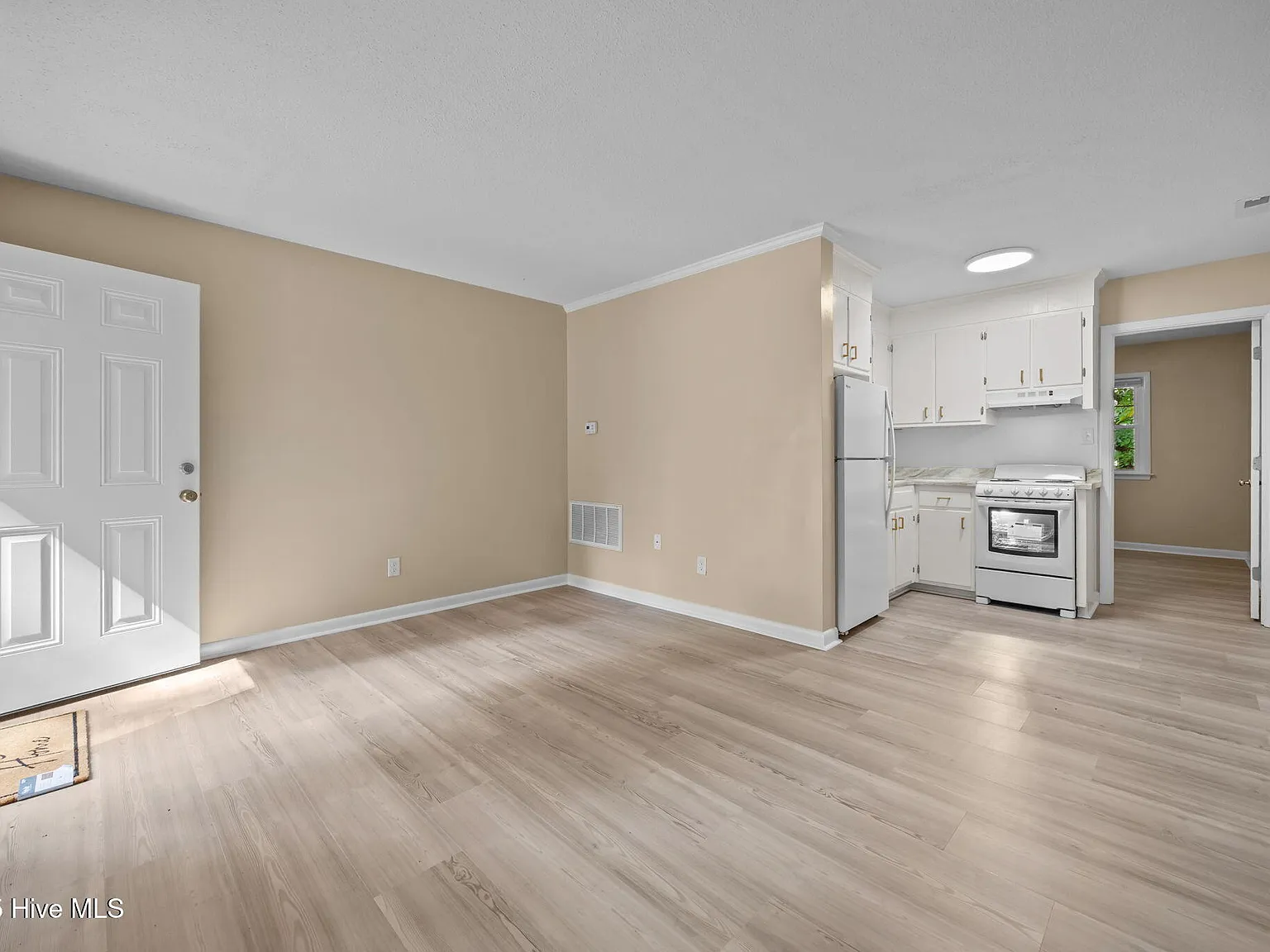 1 bed, 1.0 bath, $900 — Photo 3