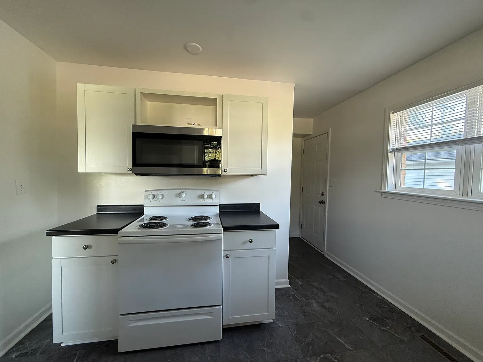 3740 Diane Ln — Photo 4