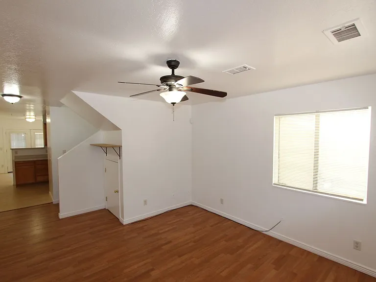1909 E Maple Ave — Photo 2