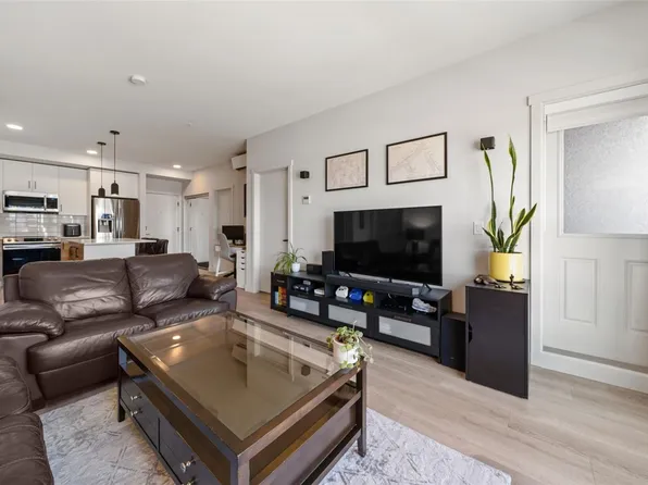 2469 Gateway Rd #302, Langford, BC V9B 6R7