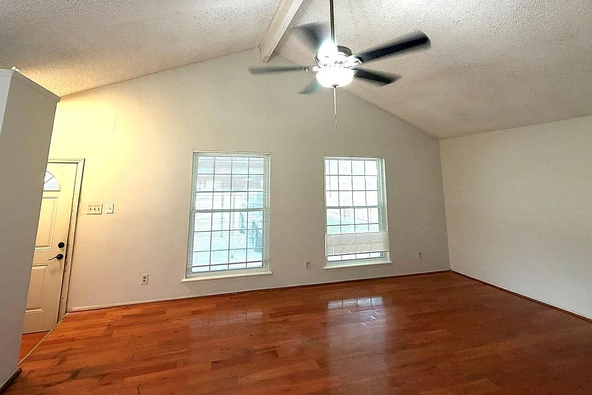 3 bed, 1.0 bath, 1196 sqft, $2,000 — Photo 3