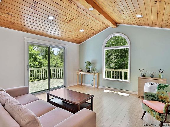 2nd image of 415 Vineyard Ave