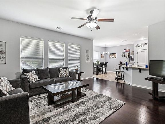 4th image of 1060 Berkshire Dr