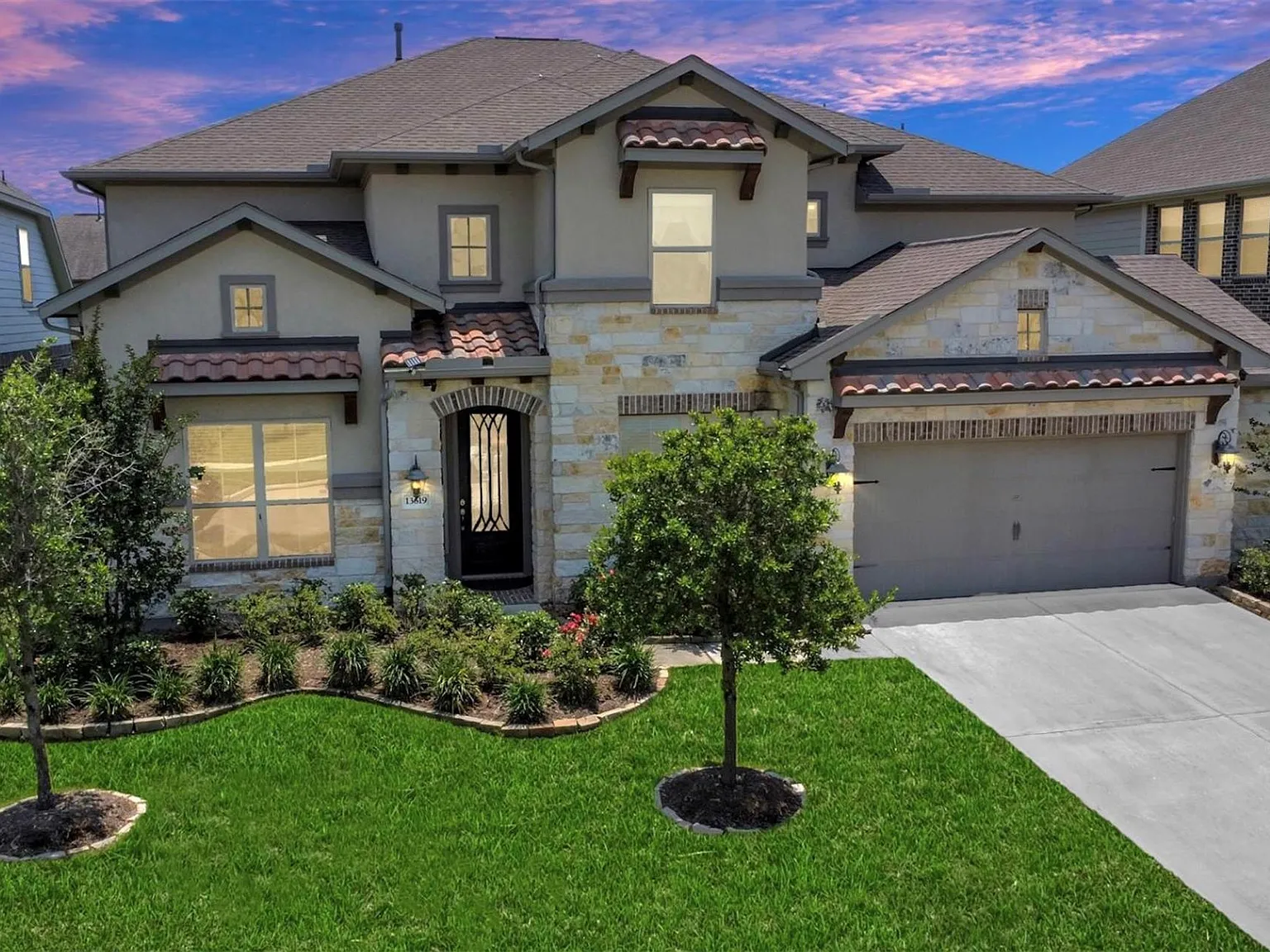5 bed, 4.0 bath, 3842 sqft, $4,000 — Photo 2