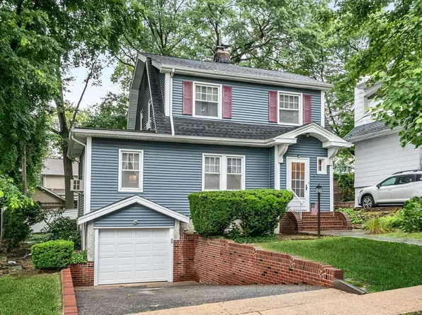 1 Cottage Pl, Leonia, NJ 07605