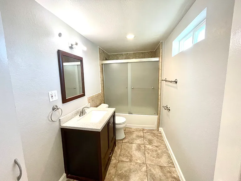 5025 1/2 Lotus St — Photo 4