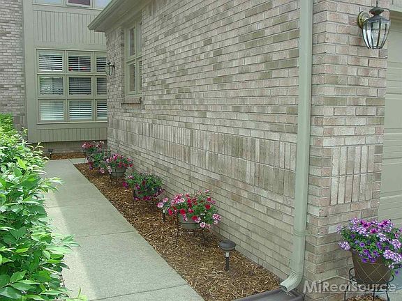 2nd image of 46804 Emerald Creek Dr
