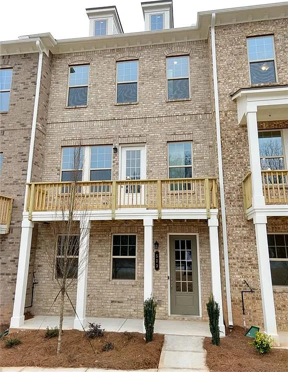 3 bed, 3.5 bath, 2250 sqft, $3,400 — Photo 2
