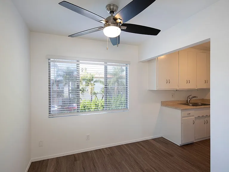 La Jolla / Village Area - Upstairs One Bedroom in the Village! — Photo 6