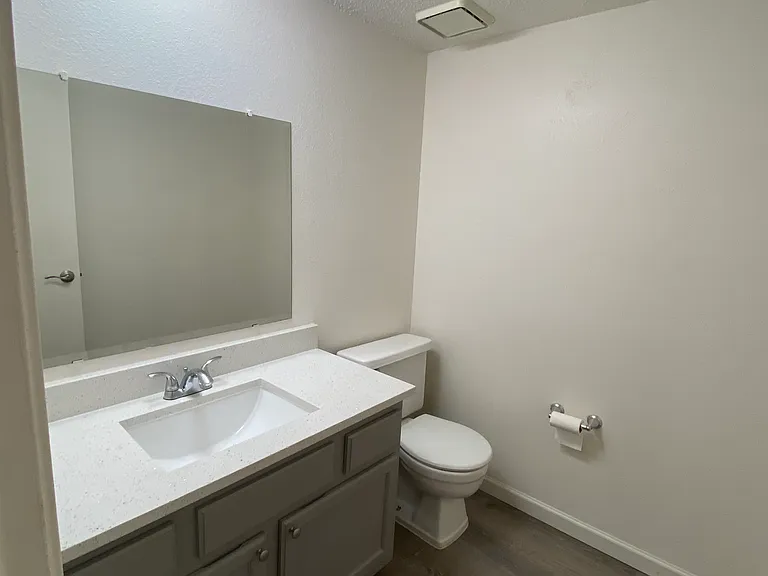 219 Meadow Ct #B — Photo 4