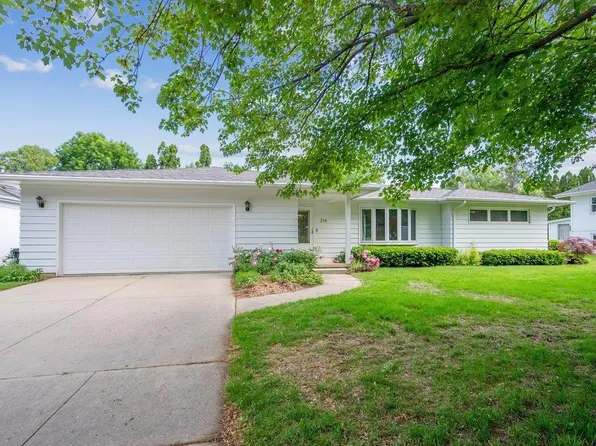 215 Julie Ct, Waterloo, IA 50702