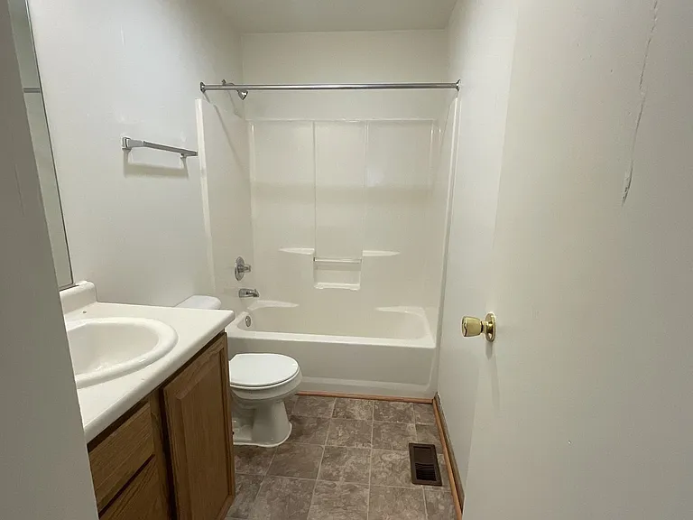 545 W Grand Ave — Photo 11
