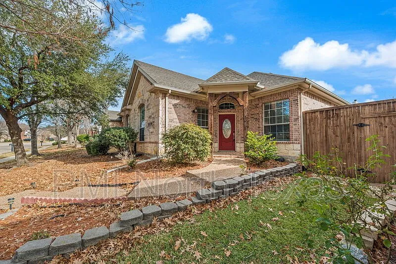 3 bed, 2.0 bath, 2103 sqft, $2,850 — Photo 3