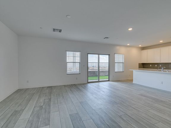 4th image of 600 N Carriage Hill Dr #1140
