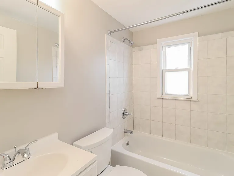 572637_026_main_bathroom_13527382.jpg