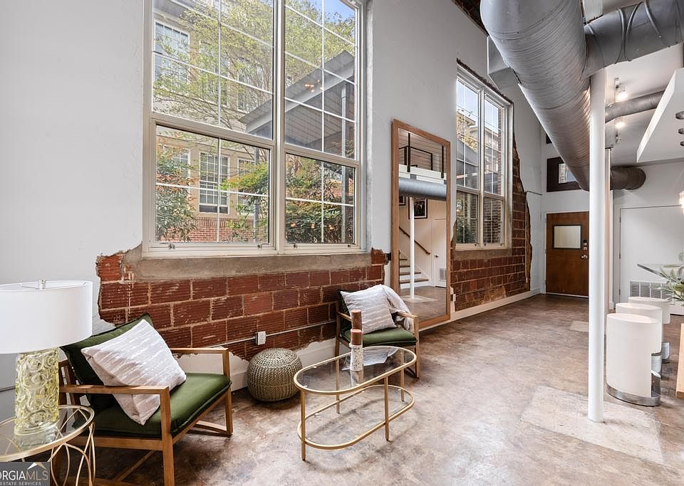 1st image of 600 College St Unit 113