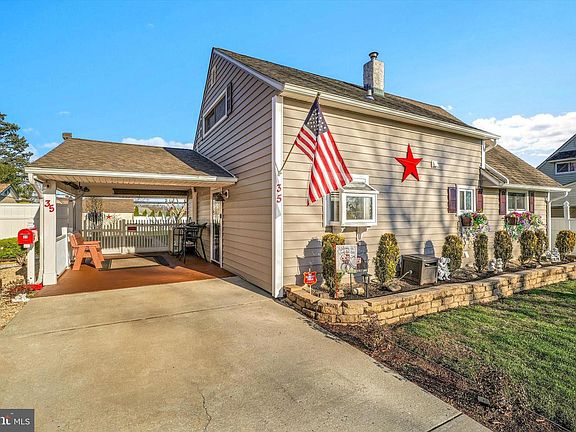 5th image of 35 Honeysuckle Ln