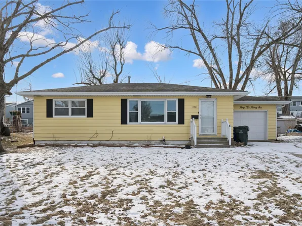 3221 Sue Ln NW, Cedar Rapids, IA 52405