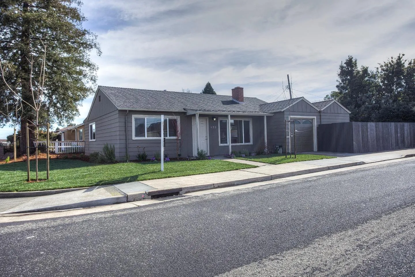 933 Daisy St photo 1
