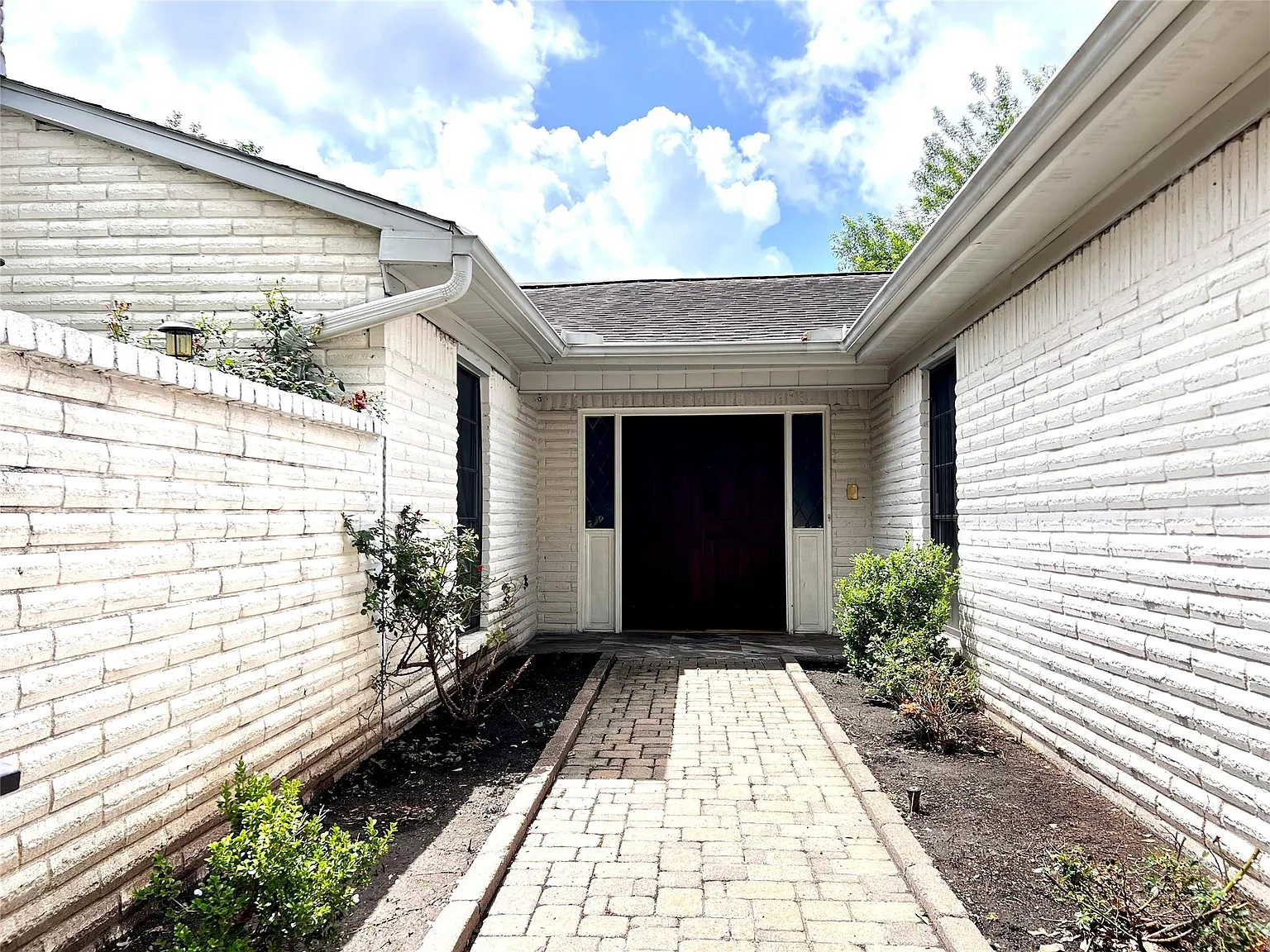 3 bed, 2.0 bath, 1895 sqft, $2,150 — Photo 3