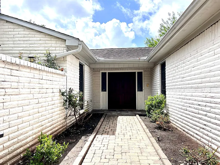 13819 Wickersham Ln — Photo 3