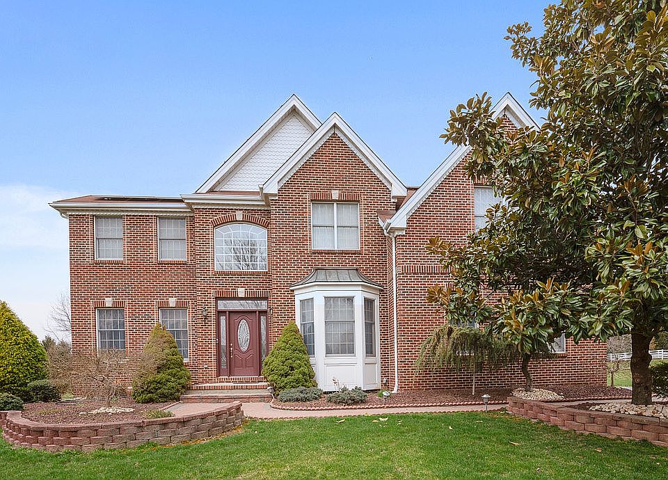 1st image of 9 Blossom Hill Dr