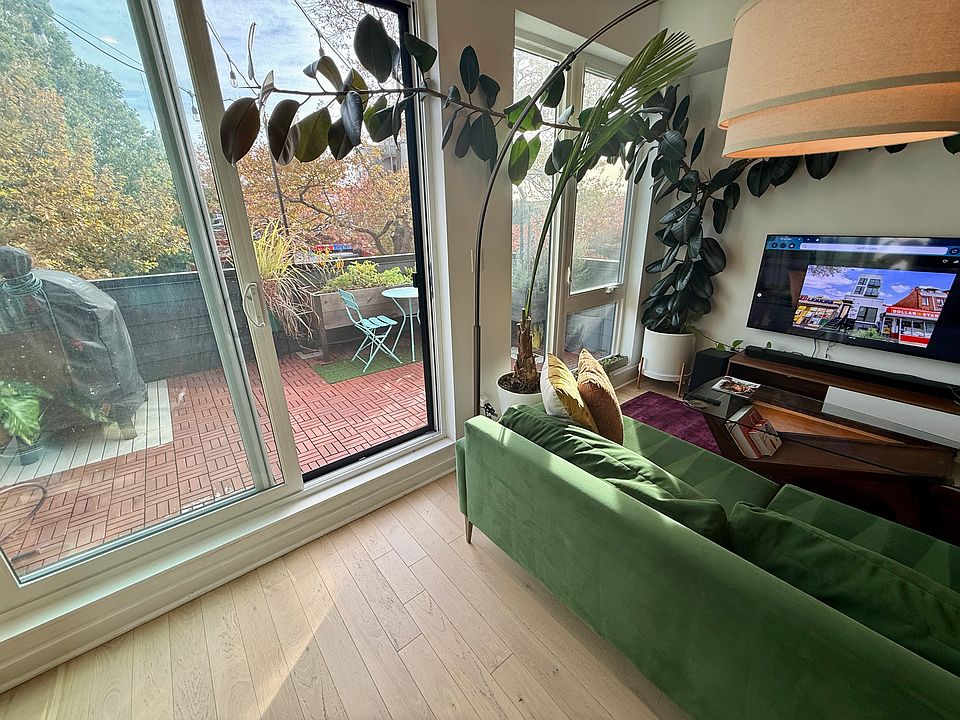 Floor to ceiling sliding door (with screen) allows easy access to front deck.