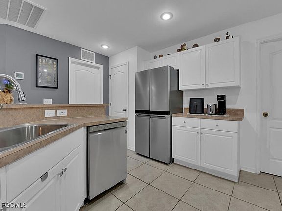 5th image of 2609 NE 5th Ave