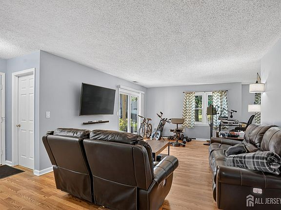 4th image of 51 Woodmere Dr