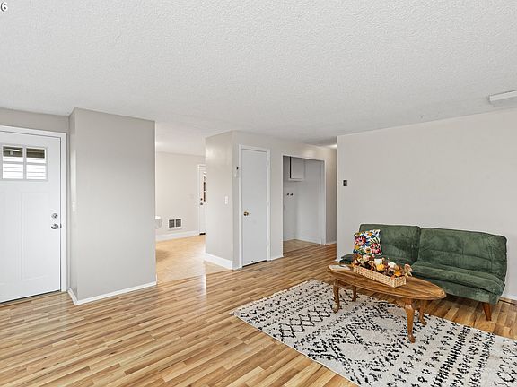 3rd image of 806 SW 15th St