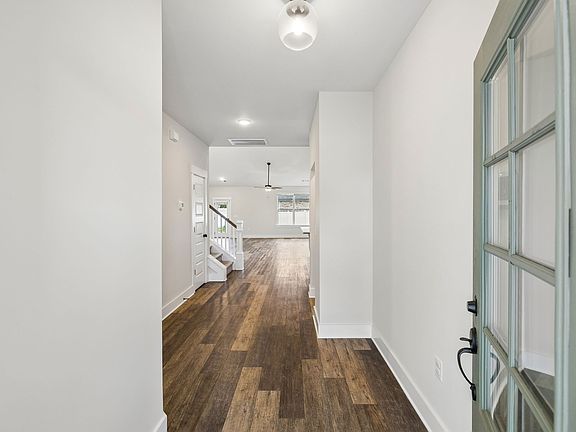 3rd image of 2728 Parkwood Dr