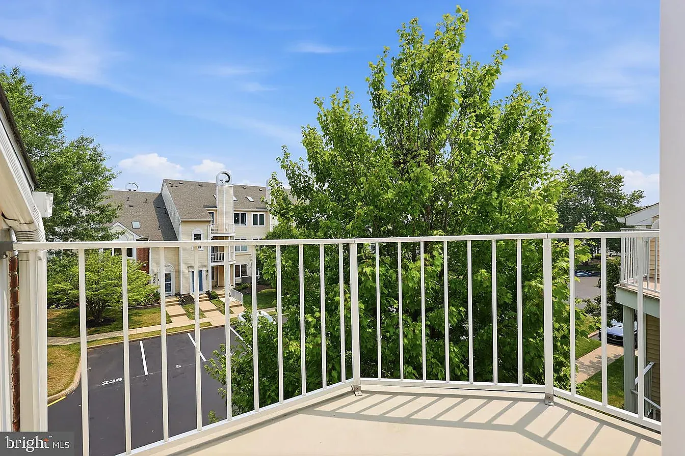 2 bed, 1.5 bath, 1225 sqft, $2,150 — Photo 2