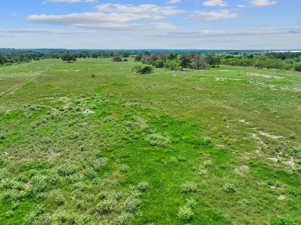 18 County Road 402, Flatonia, TX 78941