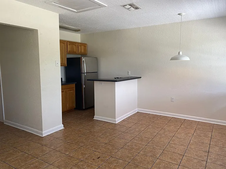 1030 W Walnut St — Photo 15