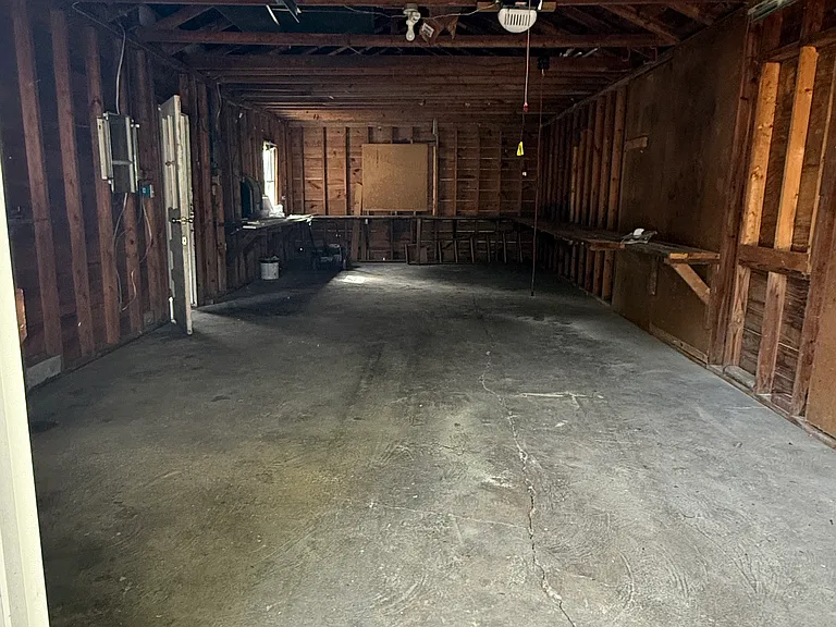 8007 Greenway Dr — Photo 2
