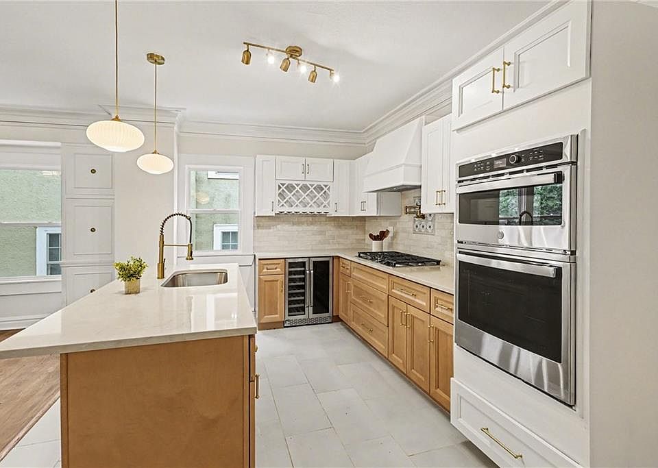 1st image of 122 E 59th St