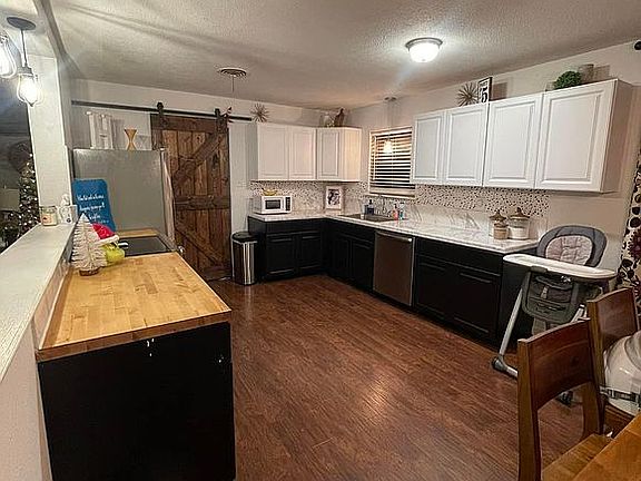 2nd image of 407 Mistletoe Dr