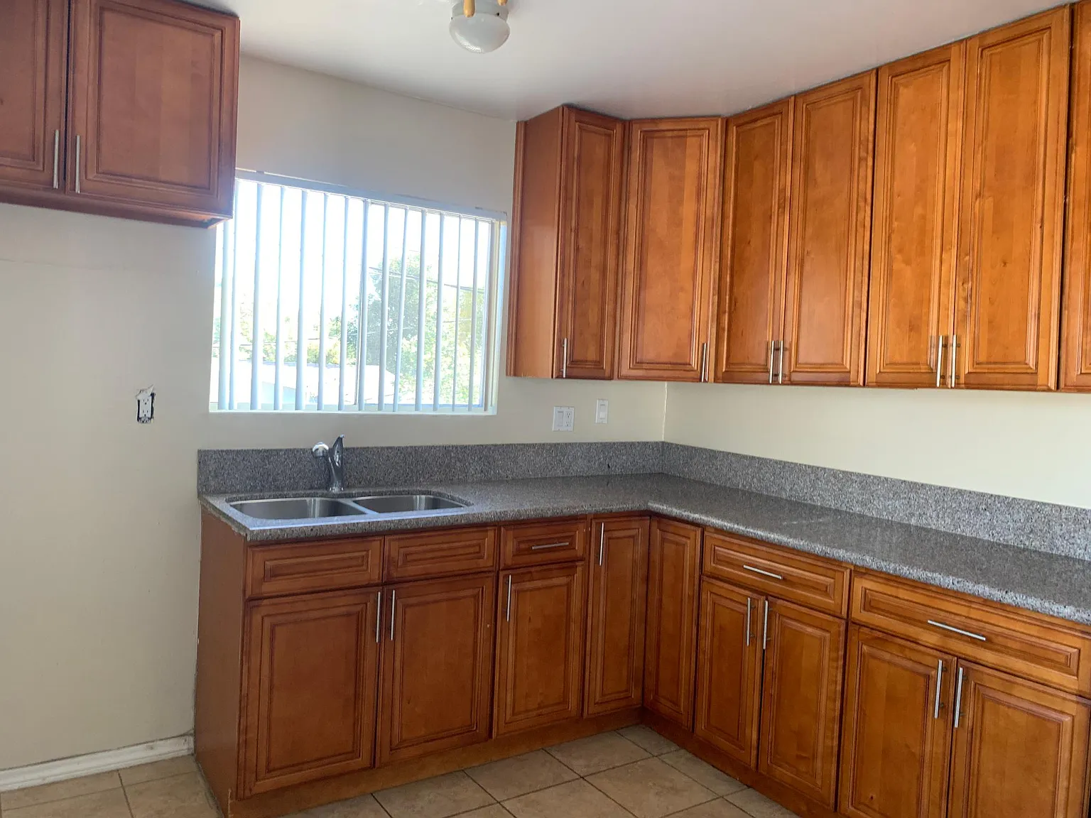 1382 Loma Ave — Photo 3