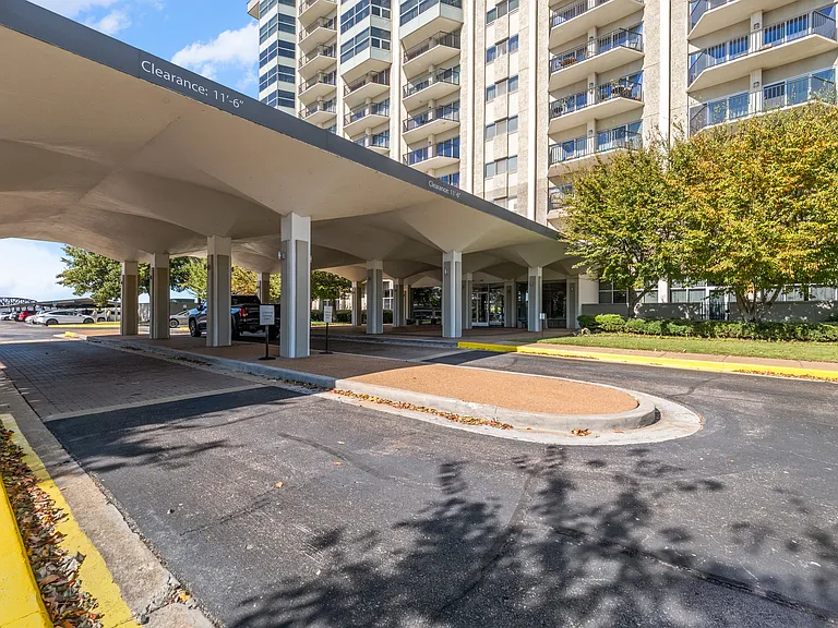 655 S Riverside Dr #104 — Photo 1