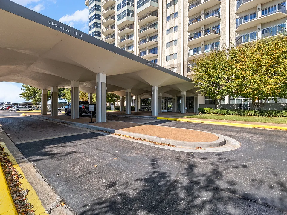 655 S Riverside Dr #104