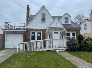 288 Wallace St, Freeport, NY 11520