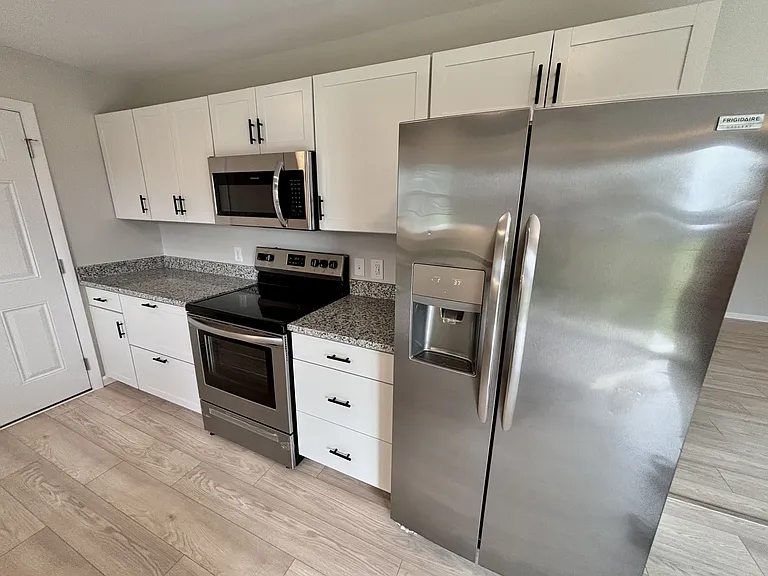 120 Willow Dr — Photo 2
