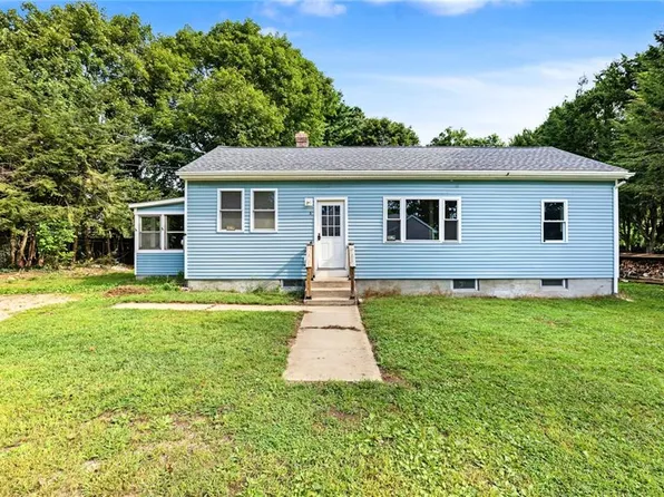 3 Champlin Dr, Ashaway, RI 02804