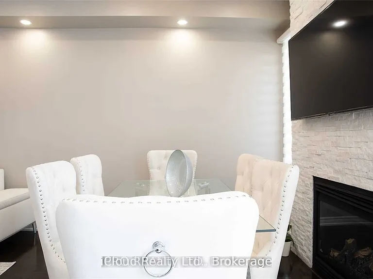 5 Chesterwood Cres — Photo 4