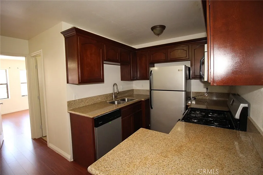 2 bed, 900 sqft, $2,100 — Photo 2