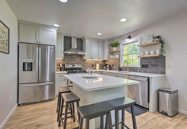 4553 S Roanoke Ave — Photo 1
