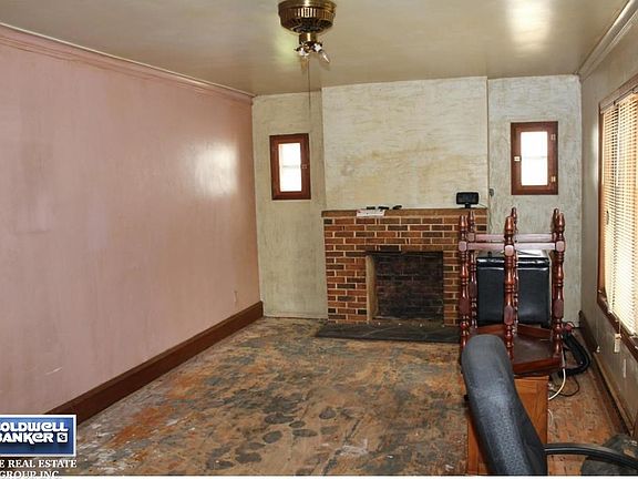 LivingRoom w/decorative FP